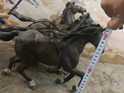 古代战场微缩场景模型中战马局部放大图片