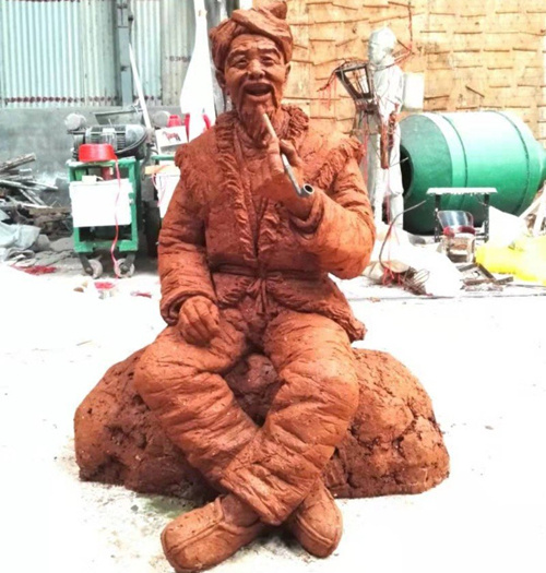 抽旱烟的西北农民泥塑模型
