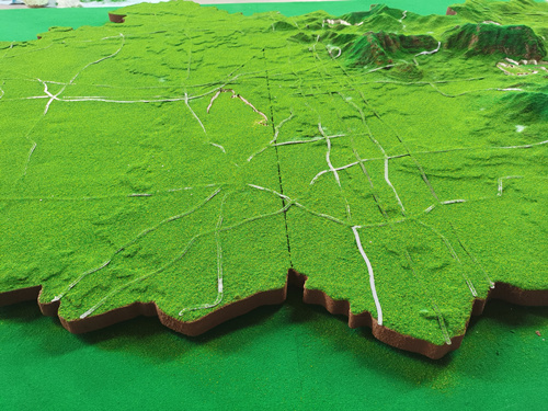 正在制作地形模型的河南派腾地形模型公司.jpg