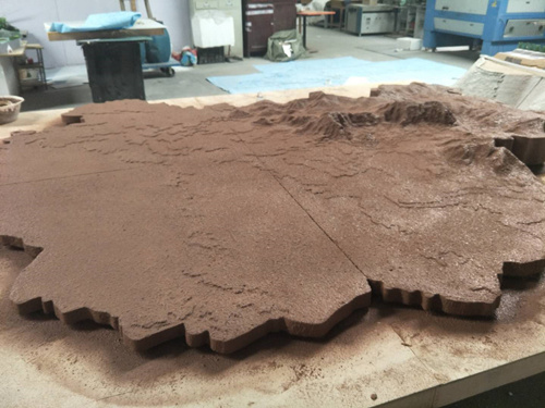河南派腾模型制作公司制作的地形模型刚喷完真石漆